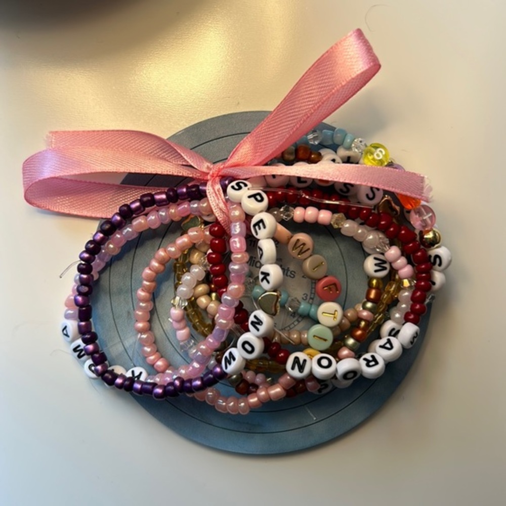 10 Taylor swift friendship bracelets - Picture 1 of 3
